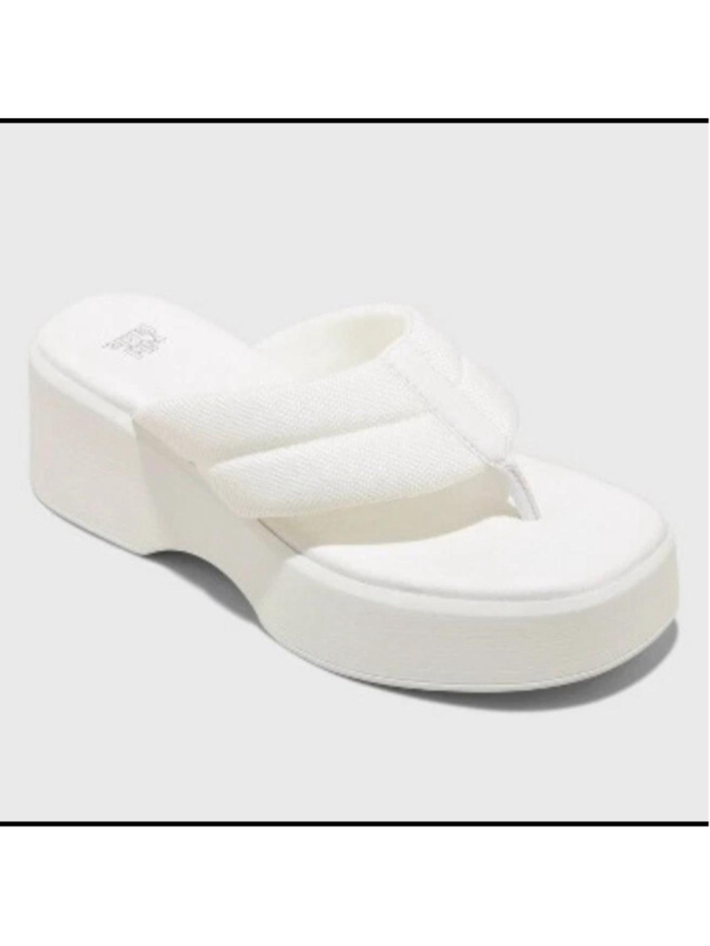 White platform sandals with a chunky heel #summer #heels
Size 9
A little dirty b